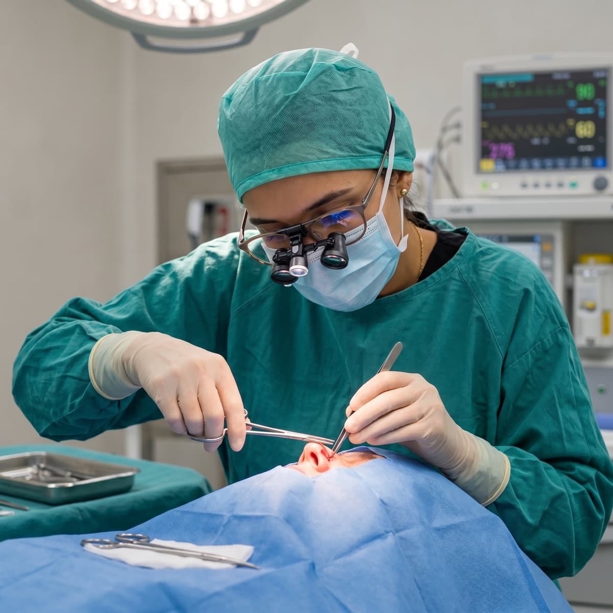 Dr. Luisa Alarcón operating in theatre, Barcelona