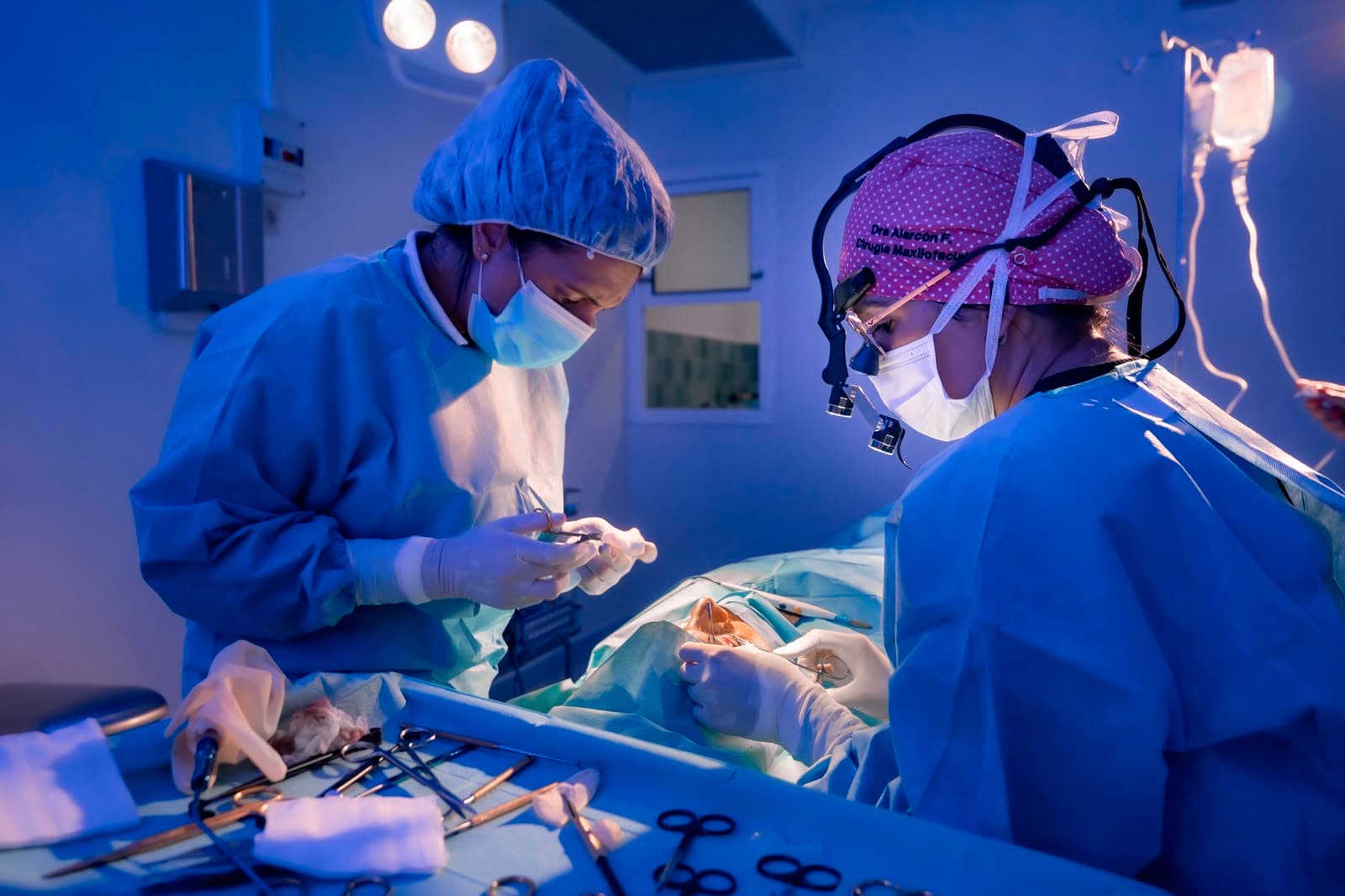 La Dra. Luisa Alarcón operando en quirófano junto a su equipo, Barcelona