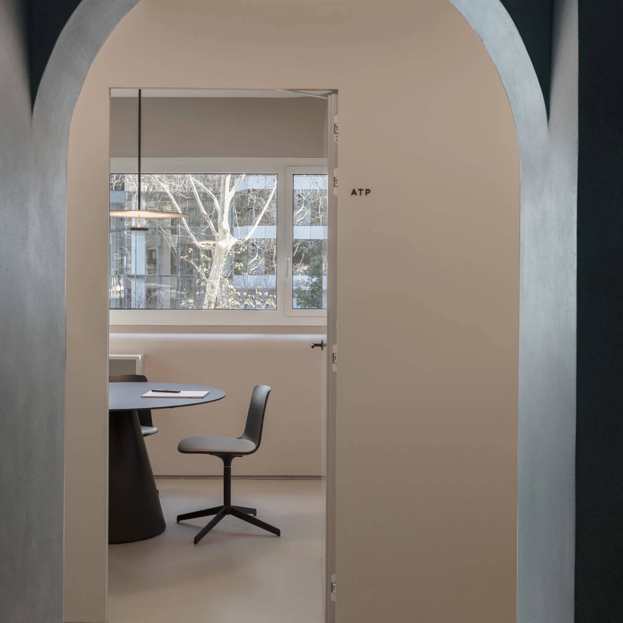 Interior de Dfine Clinic, la consulta de la Dra. Luisa Alarcón en Barcelona